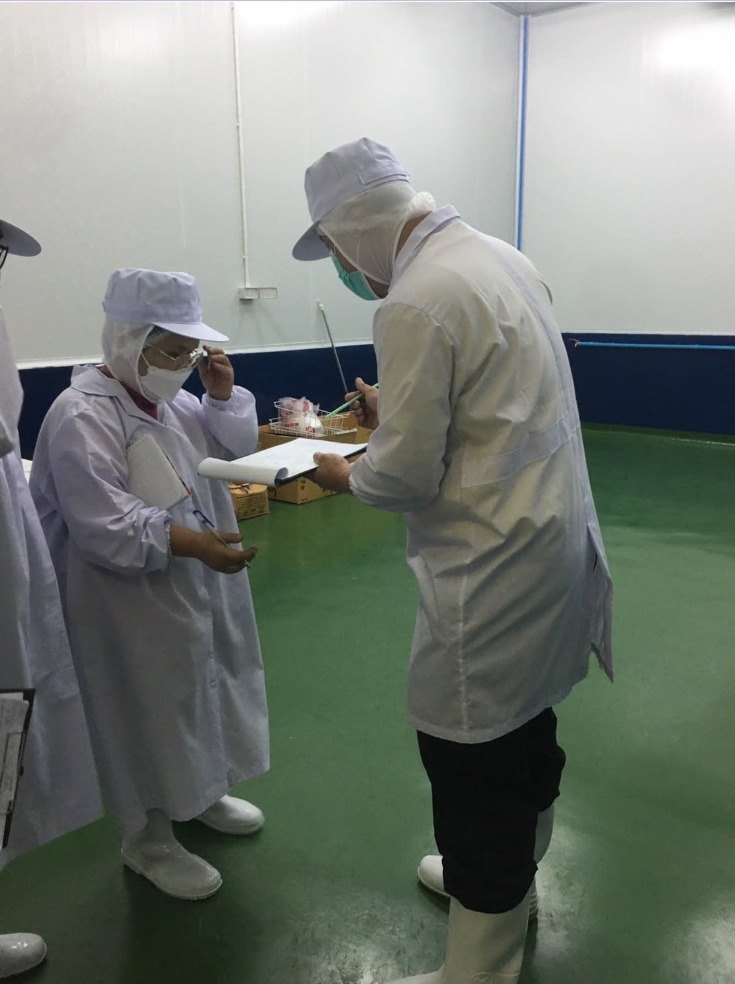 อาจารย์ศรีประไพและทีมโรงงานเดินตรวจในพื้นที่ผลิตระหว่างหลักสูตร HACCP